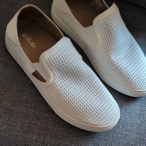 OluKai pehuea off-white/tan Slip-On Footwear Size 7